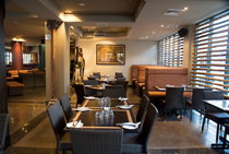 Monsoons Restaurant And Party Bar - Accommodation Mermaid Beach 2