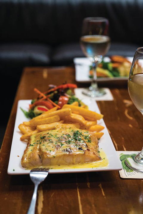 Dolly’s Bar & The Hibiscus Tavern - Accommodation Mermaid Beach 0