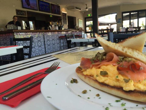 Dolly’s Bar & The Hibiscus Tavern - Accommodation Mermaid Beach 2