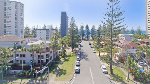 Burleigh On The Beach Holiday Apartments - Accommodation Mermaid Beach 0
