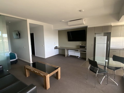 Honeysuckle Executive Apartments - Accommodation Mermaid Beach 4