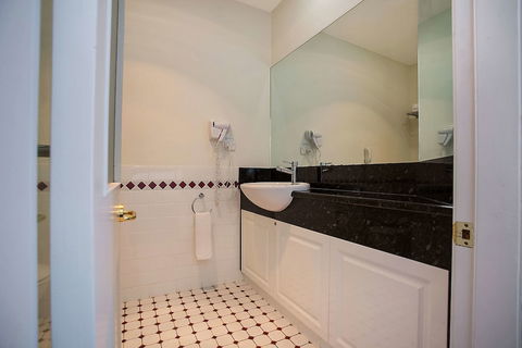 Quality Hotel Bentinck - Accommodation Mermaid Beach 6