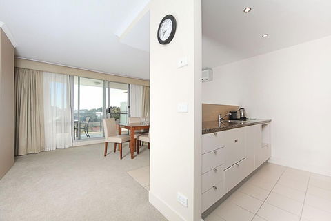Accommodate Canberra - The Avenue - Accommodation Mermaid Beach 4