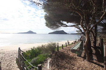 Beachfront Shoal Bay - Accommodation Mermaid Beach 0