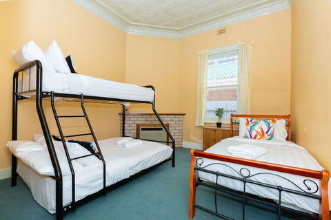 Best Central House â€“ Sleeps 11 - Accommodation Mermaid Beach 5