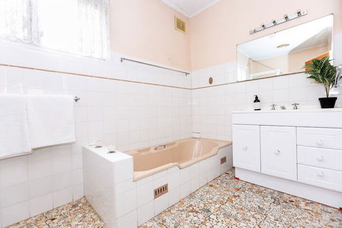 Best Central House â€“ Sleeps 11 - Accommodation Mermaid Beach 7