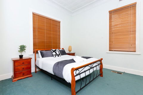 Best Central House â€“ Sleeps 11 - Accommodation Mermaid Beach 3