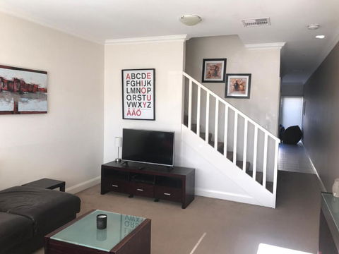 Travers Street Apartment - Accommodation Mermaid Beach 2