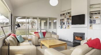 Manna Tree Farm -modern Home With Majestic Views In Stunning Countryside - Accommodation Mermaid Beach 1