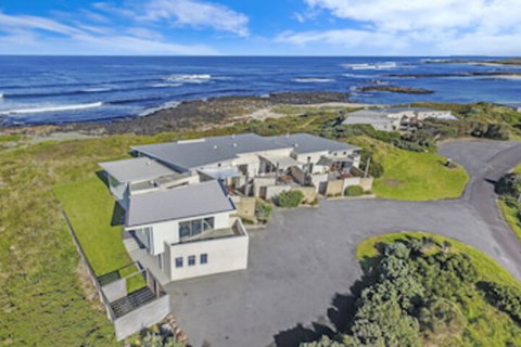 HEARNS BEACHSIDE VILLA 2 - Accommodation Mermaid Beach 0