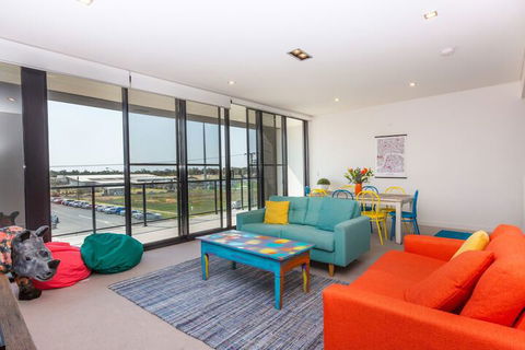 Colour And Swank At The Mill In The Heart Of The CBD - Accommodation Mermaid Beach 5