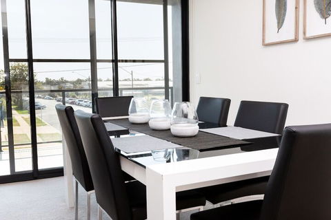 4 Bedroom Executive Apartment In The CBD - Accommodation Mermaid Beach 6