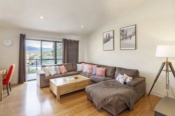 Khione 1 - Modern & Spacious With Views Towards Lake Jindabyne & The Mountains Beyond - Accommodation Mermaid Beach 2