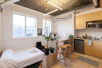 LUCINDA, Carlton Studio Apartment - Accommodation Mermaid Beach 0