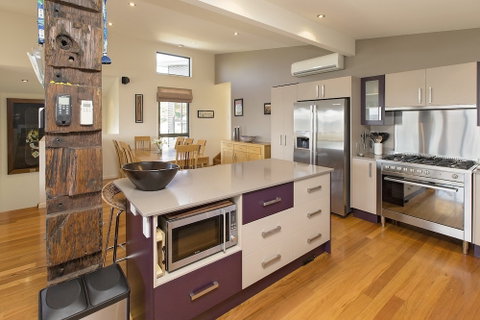 Ned Kelly's Retreat - Sophisticated Style With Modern Convenience And Magical Outlook - Accommodation Mermaid Beach 5