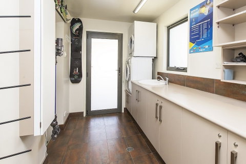 Ned Kelly's Retreat - Sophisticated Style With Modern Convenience And Magical Outlook - Accommodation Mermaid Beach 0
