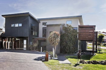 Ned Kelly's Retreat - Sophisticated Style With Modern Convenience And Magical Outlook - Accommodation Mermaid Beach 2
