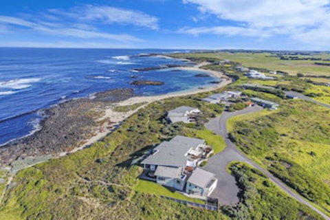 HEARNS BEACHSIDE VILLA 1 - Accommodation Mermaid Beach 0