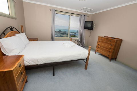 Hilltop Haven - Accommodation Mermaid Beach 6