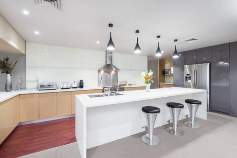 Luxury Bungalow - Accommodation Mermaid Beach 3