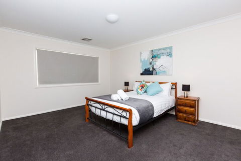 4 Bedroom Inner City Townhouse â€“ Sleeps 9 - Accommodation Mermaid Beach 3