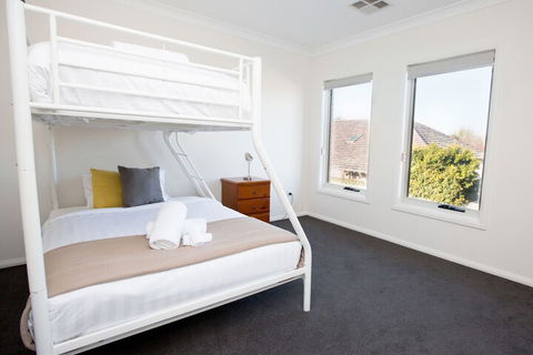 4 Bedroom Inner City Townhouse â€“ Sleeps 9 - Accommodation Mermaid Beach 1