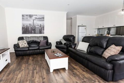 4 Bedroom Inner City Townhouse â€“ Sleeps 9 - Accommodation Mermaid Beach 0
