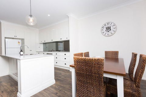 4 Bedroom Inner City Townhouse â€“ Sleeps 9 - Accommodation Mermaid Beach 2