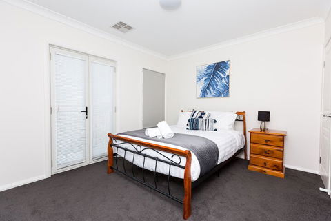 4 Bedroom Inner City Townhouse â€“ Sleeps 9 - Accommodation Mermaid Beach 6