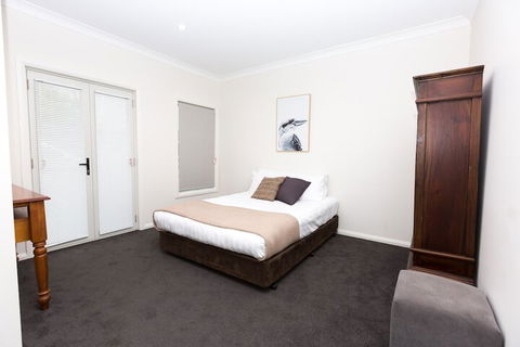 4 Bedroom Inner City Townhouse â€“ Sleeps 9 - Accommodation Mermaid Beach 7