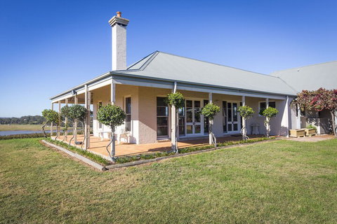 Holman Estate - Accommodation Mermaid Beach 2