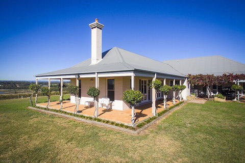 Holman Estate - Accommodation Mermaid Beach 1