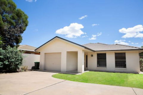 Lovely 3 Bed 2 Bath In The City Centre - Accommodation Mermaid Beach 0