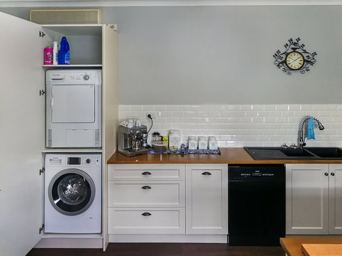 Airport B&B - Accommodation Mermaid Beach 1