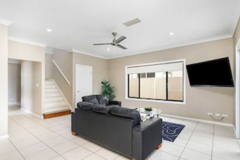 Central Gold Coast Large, Modern, Elevated Home - Accommodation Mermaid Beach 6