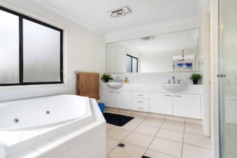 Central Gold Coast Large, Modern, Elevated Home - Accommodation Mermaid Beach 3