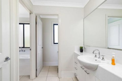 Central Gold Coast Large, Modern, Elevated Home - Accommodation Mermaid Beach 4