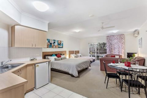 Zenith Studio Unit 3, 10 Messines Street - Accommodation Mermaid Beach 0
