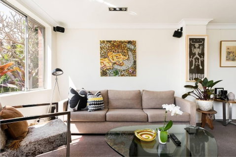 Waterfront Apartment Brimming With Inspirational Artwork - Accommodation Mermaid Beach 6