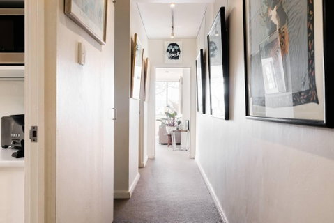 Waterfront Apartment Brimming With Inspirational Artwork - Accommodation Mermaid Beach 2