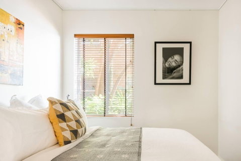 Waterfront Apartment Brimming With Inspirational Artwork - Accommodation Mermaid Beach 4