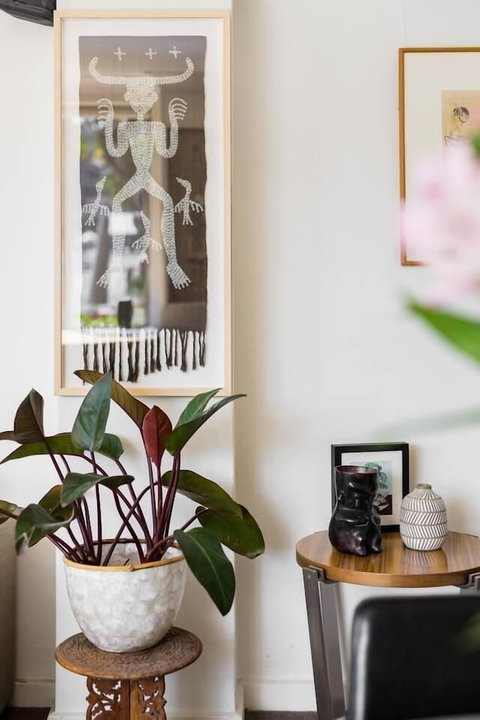 Waterfront Apartment Brimming With Inspirational Artwork - Accommodation Mermaid Beach 5