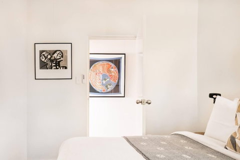 Waterfront Apartment Brimming With Inspirational Artwork - Accommodation Mermaid Beach 1