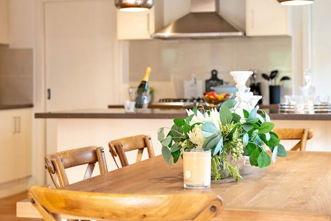 AUJOY 4 Bed Townhouse Glen Waverley - Accommodation Mermaid Beach 4