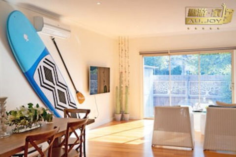 AUJOY 4 Bed Townhouse Glen Waverley - Accommodation Mermaid Beach 0