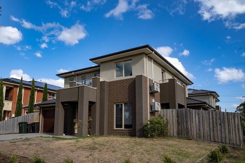 AUJOY 4 Bed Townhouse Glen Waverley - Accommodation Mermaid Beach 1