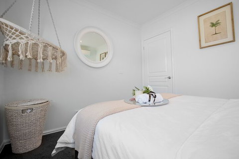 AUJOY 4 Bed Townhouse Burwood 2 - Accommodation Mermaid Beach 5