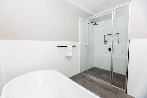 Best Central Wagga Townhouse - Accommodation Mermaid Beach 7