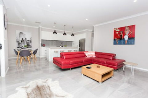 Best Central Wagga Townhouse - Accommodation Mermaid Beach 0