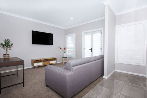 Best Central Wagga Townhouse - Accommodation Mermaid Beach 1